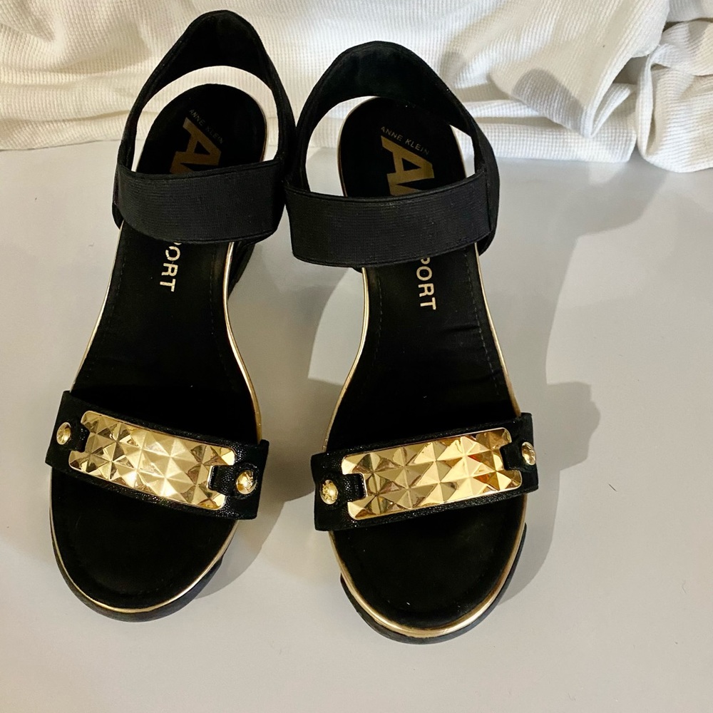 Comfy sporty/elegant heels with gold to e hardware..